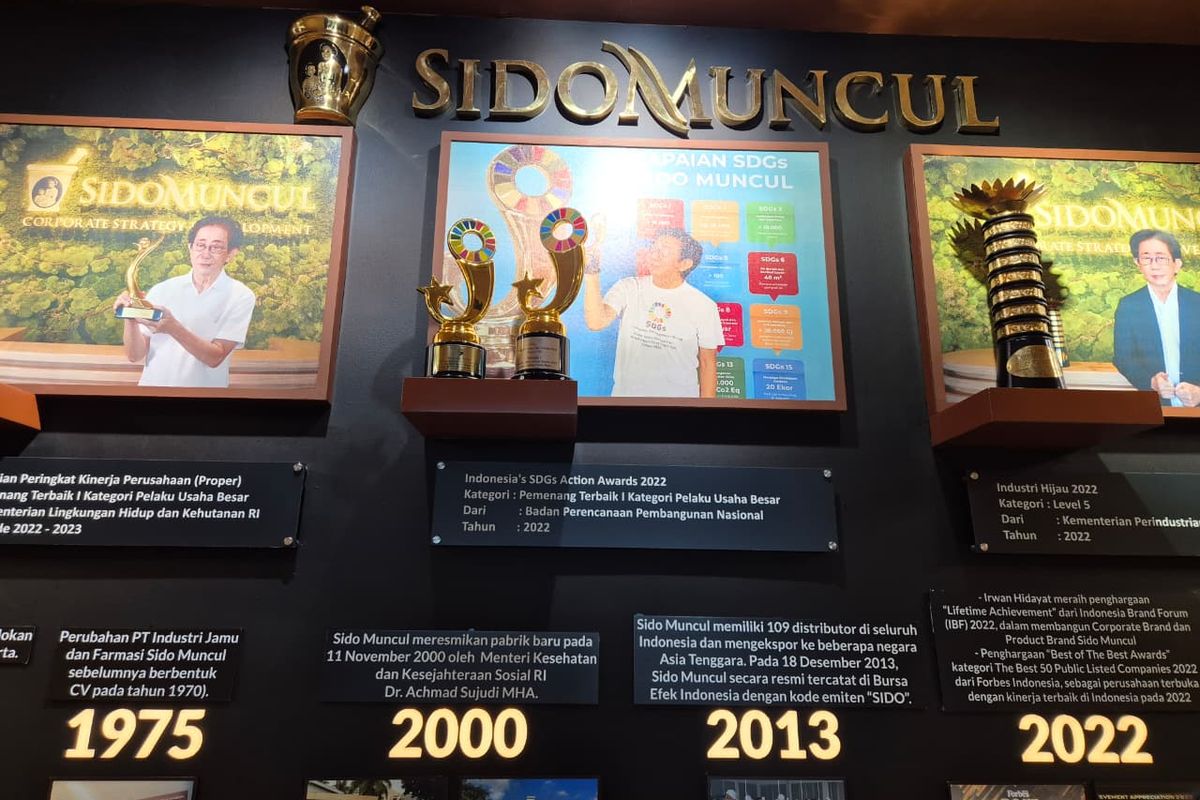 Deretan penghargaan Sido Muncul, termasuk Indonesia SDGs Action Awards 2025, dipajang di area kantor Sido Muncul di Cipete, Jakarta Selatan. 
