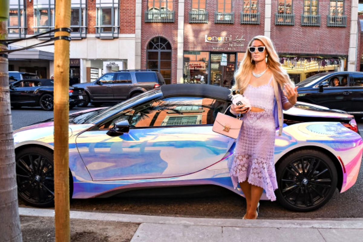 Paris Hilton tampak menyelaraskan penampilannya dengan mobilnya BMW i8 Roadster.