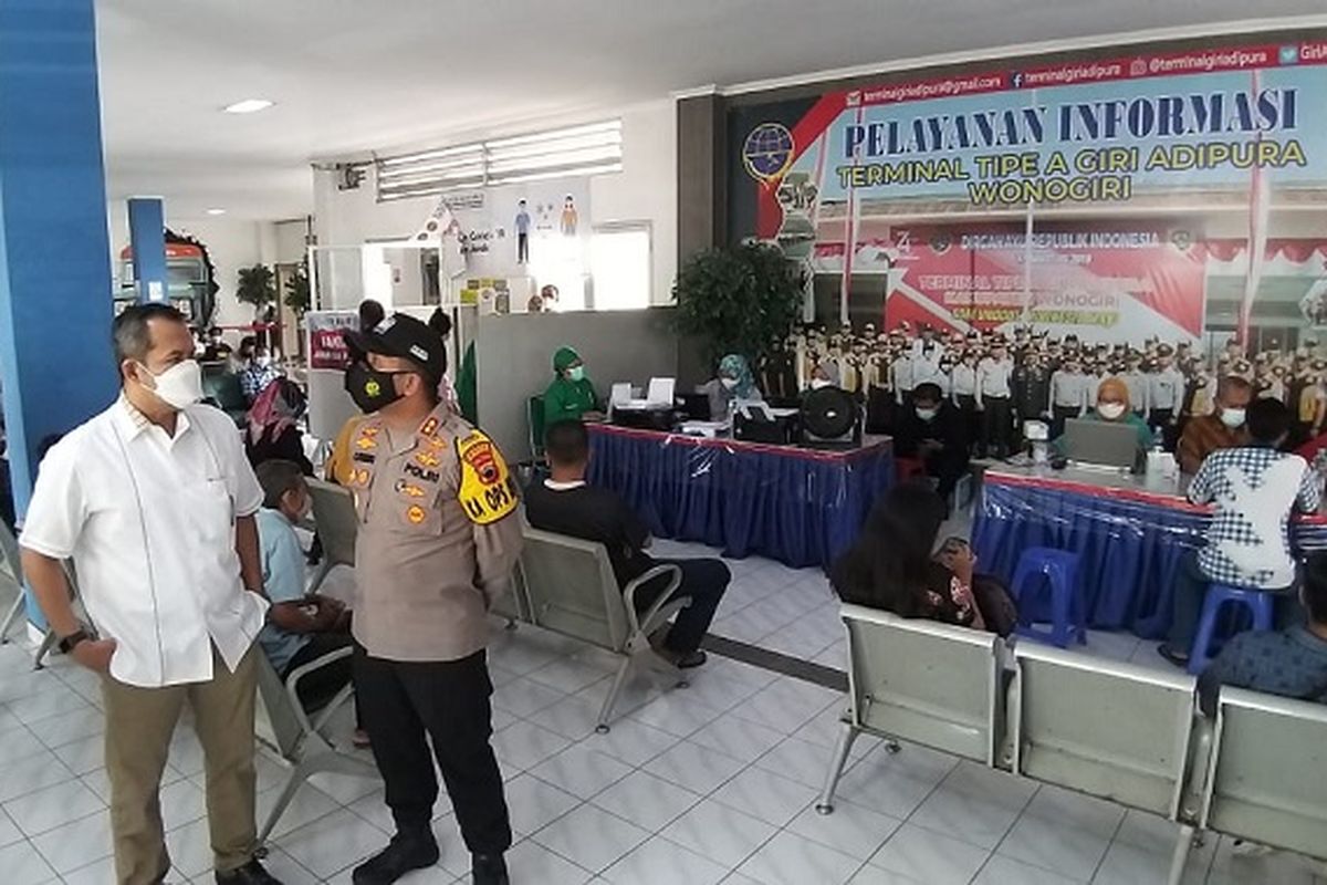Bupati Wonogiri, Joko Sutopo dan Kapolres Wonogiri, AKBP Christian Tobing memantau langsung jalannya pelaksanaan vaksinasi massal gratis dalam rangka memperingati HUT Bhayangkara Ke-75 di Terminal Tipe A Giri Adipura Wonogiri, Sabtu (26/6/2021) siang.