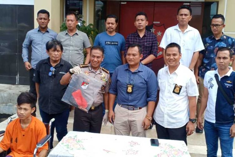 Tersangka Roni (18) saat diamankan di Polda Sumatera Selatan lantaran telah melakukan penusukan terhadap anggota Polisi. Roni diketahui sering melakukan pemalakan terhadap sopir truk yang sedang melintas di kawasan macan lindungan, Selasa (28/1/2020).