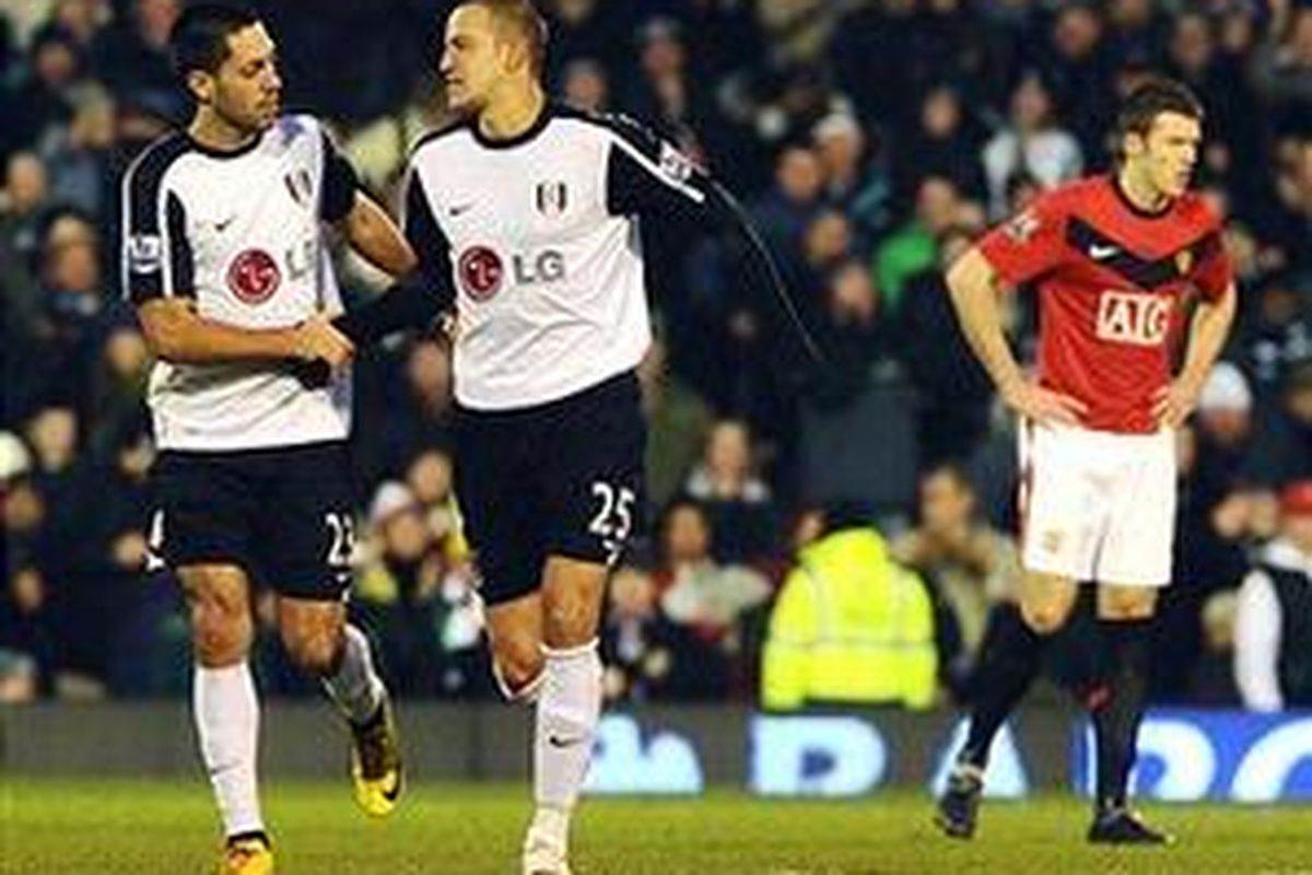 penyerang Fulham, Clint Dempsey, mengucapkan selamat kepada rekannya, Bobby Zamora, usai membobol gawang Manchester United, dalam duel lanjutan Premier League, Sabtu (19/12/2009).