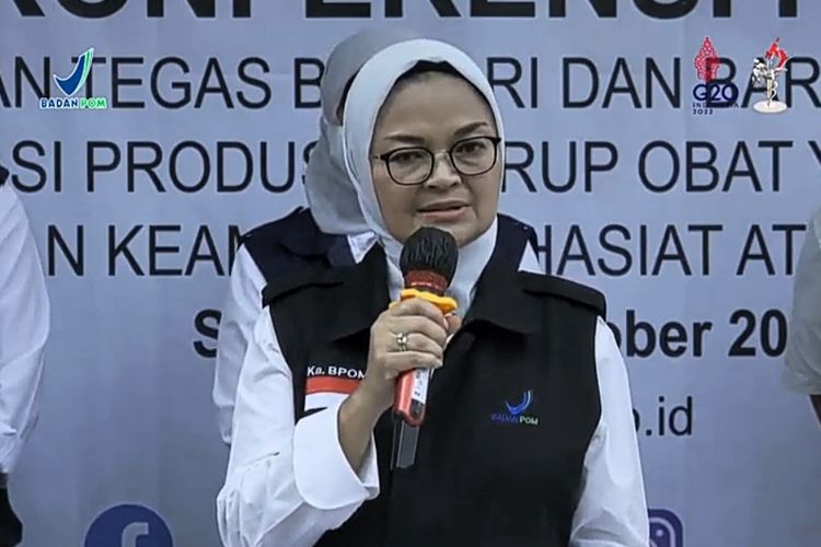 Kepala Badan Pengawas Obat dan Makanan (BPOM) Penny K. Lukito memberikan informasi terbaru terkait perusahaan yang memproduksi obat sirup mengandung cemaran etilen glikol melebihi ambang batas aman dalam konferensi pers di Serang, Banten, Senin (31/10/2022). 