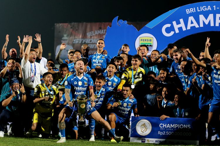 Marc Klok bersama pemain Persib Bandung selebrasi juara Liga 1 2023-2024 usai mengalahkan Madura United di leg kedua final Championship Series Liga 1 2023-2024 yang berakhir dengan skor 3-1 di Stadion Gelora Bangkalan, Jumat (31/5/2024) malam.