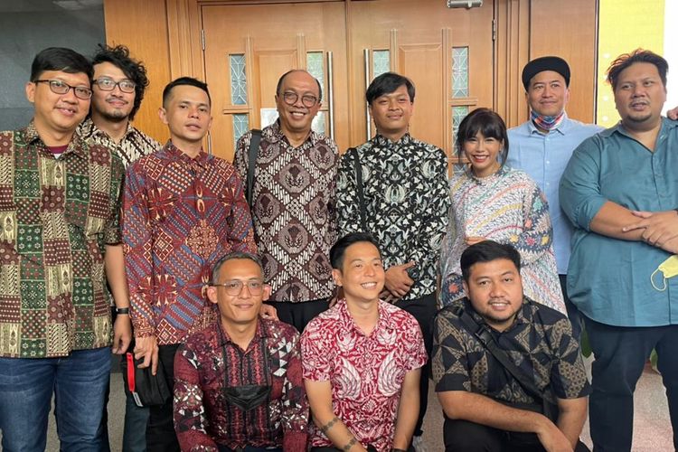 Sejumlah komika yang tergabung dalam Perkumpulan Stand Up Indonesia berkumpul di Pengadilan Niaga Jakarta Pusat, Kamis (25/8/2022). Mereka mengajukan gugatan terkait pembatalan merek Open Mic Indonesia yang telah terdaftar di Direktorat Jenderal Kekayaan Intelektual (DJKI). 