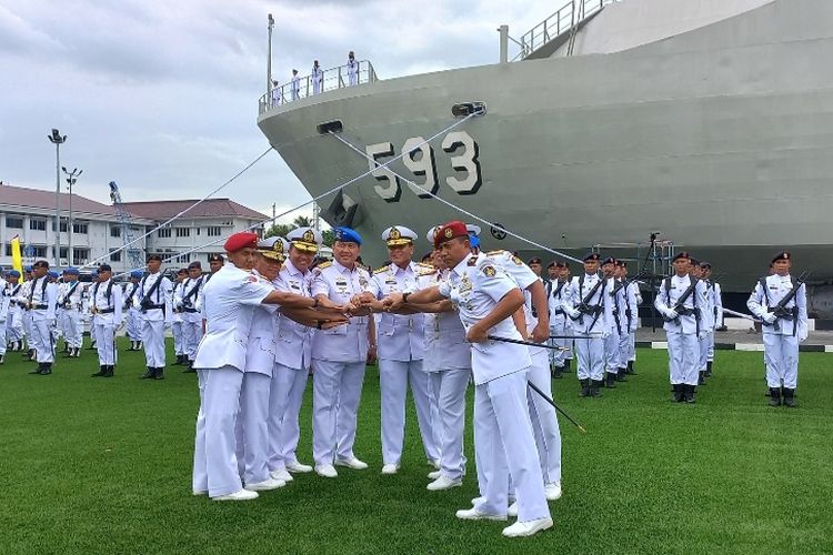 Sejumlah perwira tinggi TNI Angkatan Laut (AL) berganti jabatan. Upacara serah terima jabatan (sertijab) dilakukan di Mako Kolinlamil, Jakarta Utara, Rabu (25/1/2023). Kepala Staf Angkatan Laut (KSAL) Laksamana Muhammad Ali memimpin langsung sertijab tersebut.