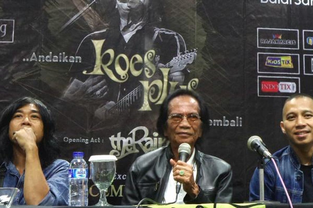 Artis musik Yon Koeswoyo (tengah) dan vokalis The Rain Indra Prasta (kanan) menggelar jumpa pers konser Andaikan Koes Plus Datang Kembali di Hotel Grand Kemang, Jakarta Selatan, Rabu (16/11/2016).