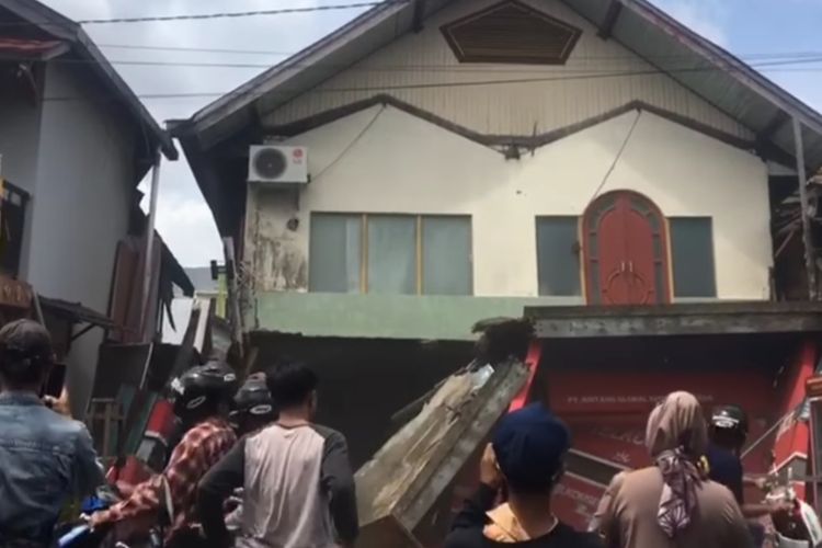 Tangkapan layar sebuah rumah berlantai dua di Banjarmasin, Kalsel, ambruk Minggu (28/11/2021). 