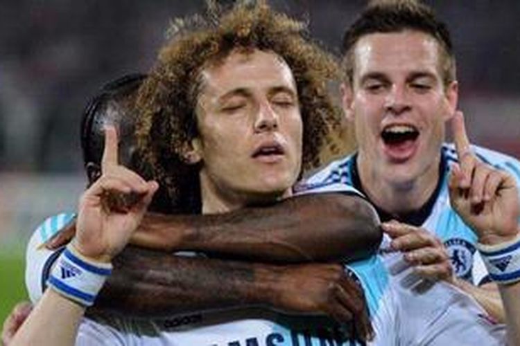 Bek Chelsea, David Luiz, merayakan golnya ke gawang Basel, pada leg pertama semifinal Liga Europa, di St Jakob Park, Basel, Kamis (25/4/2013). 