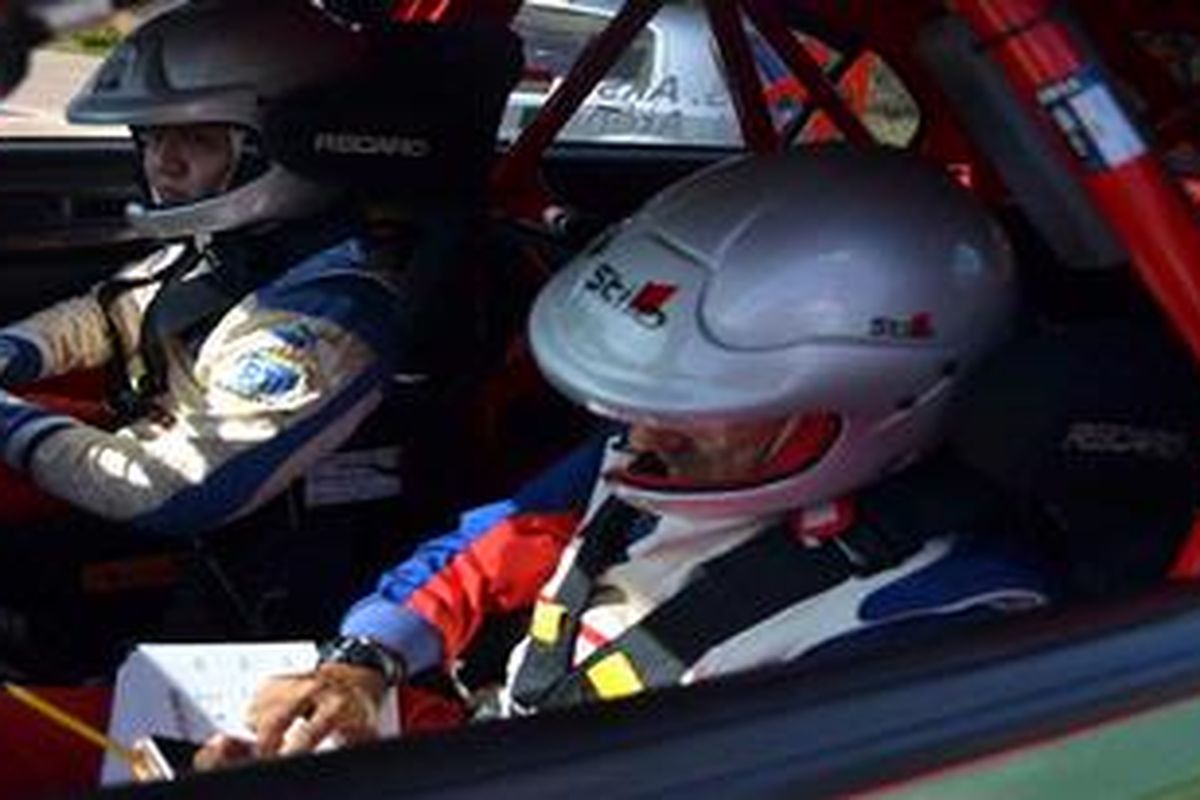 Pereli Indonesia Subhan Aksa dan navigatornya Nicola Arena, pada hari pertama Rally Italia Sardegna 2012 