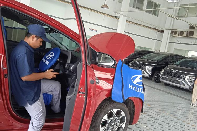 Teknisi Hyundai memeriksa kapasitas baterai pada unit kendaraan di bengkel dan dealer resmi Hyundai Lampung, Selasa (17/1/2023). Hyundai memfokuskan pada layanan after sales pada tahun 2023 ini.