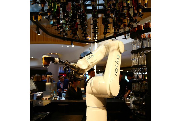 Lengan robot yang bertugas meracik minuman di Ratio Café and Lounge (Foto diambil sebelum pandemi Covid-19) 