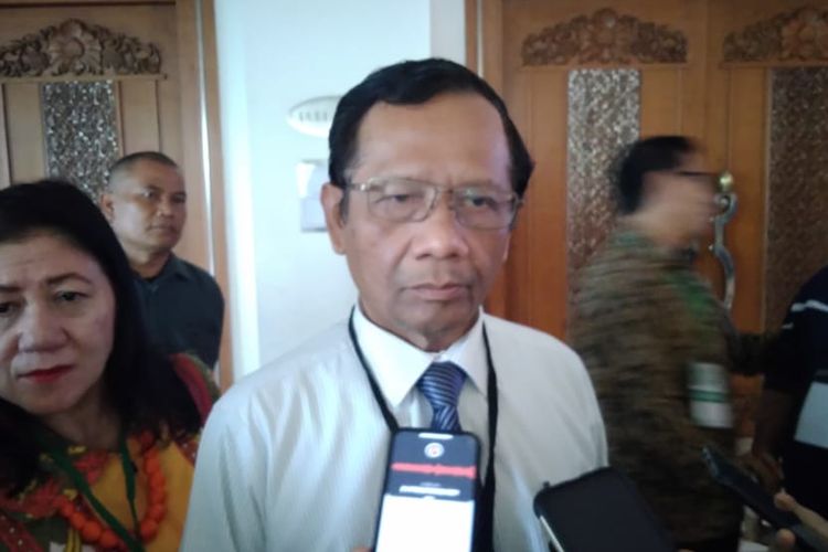 Mantan Ketua Mahkamah Konstitusi (MK) Mahfud MD saat ditemui dalam acara Korps Alumni Mahasiswa Islam (KAHMI) di Hotel Sahid, Jakarta, Rabu (16/10/2019). 