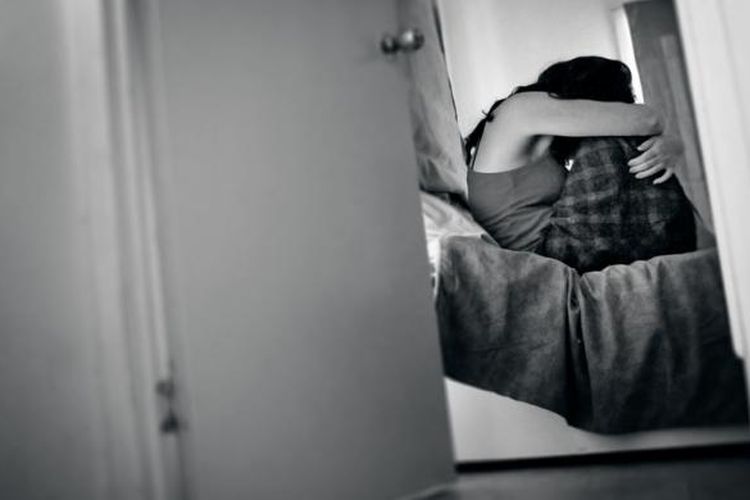Seorang ibu rumah tangga diperkosa pria yang dikenalnya di  Facebook. foto bugil disebar.in karena tidak diberi uang.