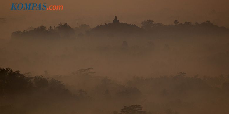 KEINDAHAN ALAM INDONESIA - Lanskap Candi Borobudur terlihat dari Punthuk Setumbu, Karangrejo, Magelang, Jawa Tengah, Sabtu (28/6/2014). Punthuk Setumbu merupakan nama sebuah bukit yang menjadi salah satu tempat terbaik untuk menyaksikan kemegahan Candi Borobudur dan Gunung Merapi saat matahari terbit. 