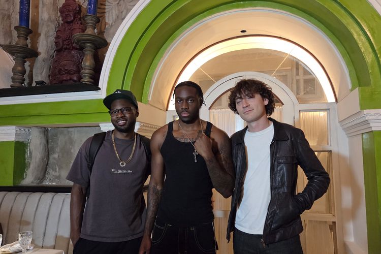 Rapper Melly Mike bersama timnya saat dijumpai di Restoran House of Tugu, Jakarta, Selasa (19/8/2025)