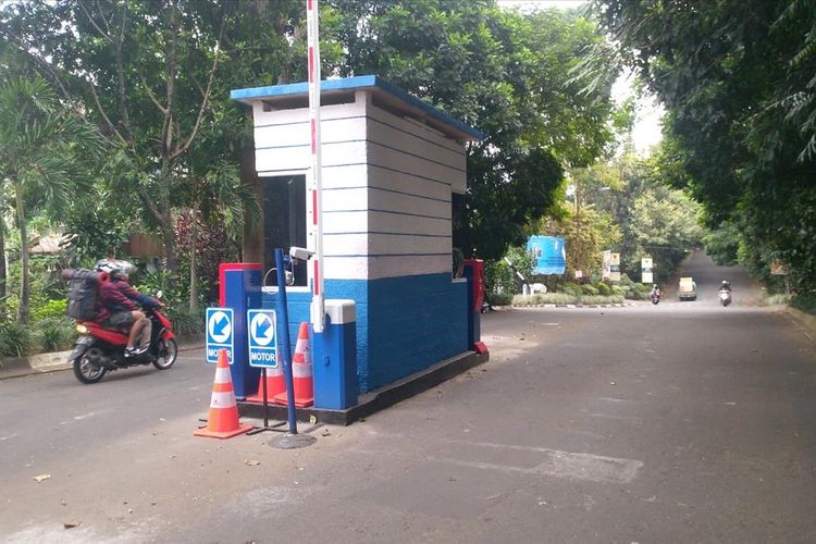 Gerbang pembayaran retribusi untuk akses jalan tembus Bandung -Lembang via Citra Green Dago.