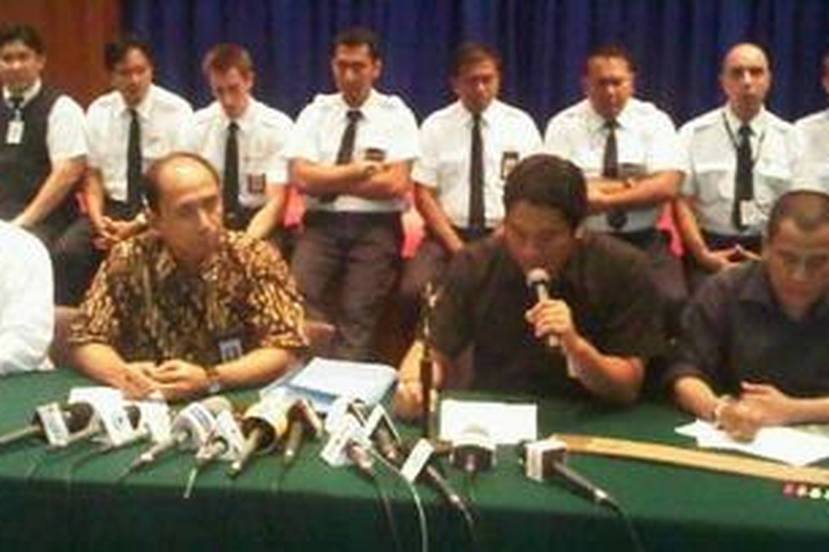 Jajaran manajemen Merpati Airlanes, termasuk Dirut Meroati Sardjono Djony ketika melakukan konferensi pers mengenai peristiwa terjatuhnya pesawat Merpati, Senin (9/5/2011)