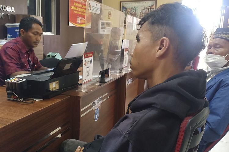 Agus Yansyah (23) pria yang dituduh cepu polisi saat membuat laporan di Polrestabes Palembang, Kamis (21/9/2023).