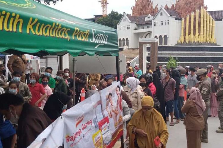 Ribuan warga mengantri sejak pagi hingga siang untuk mendapatkan paket pasar murah berupa 2 liter minyak goreng dan 1 Kg tepung terigu seharga Rp 37 ribu di pasar murah yang digelar di Monumen Mandala, Makassar, Selasa (8/3/2022).