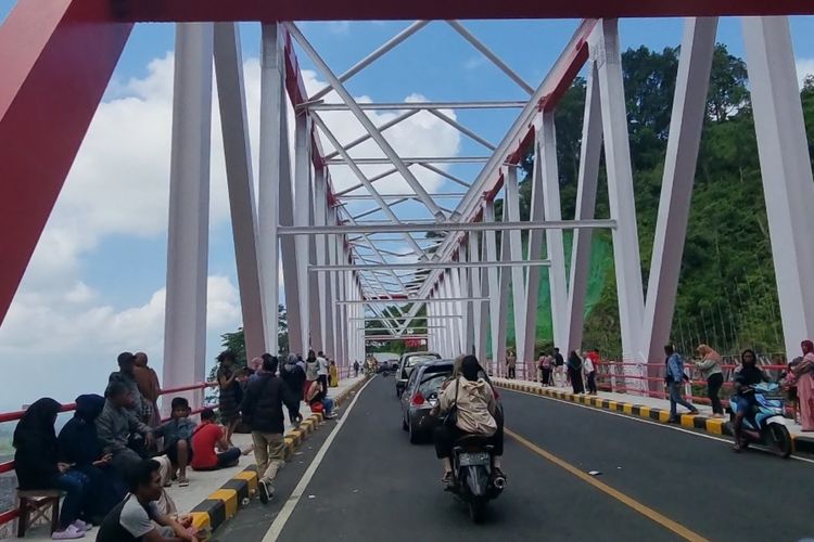 Kondisi Jembatan Gladak Perak Lumajang yang ramai wisatawan, Minggu (23/4/2023).