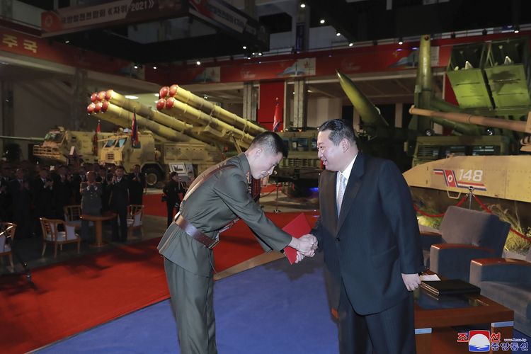 Foto yang dipublikasikan pemerintah Korea Utara menunjukkan Kim Jong Un (kanan) mengunjungi pameran sistem persenjataan di Pyongyang, pada Senin 11 Oktober 2021. Kim Jong Un meninjau pameran langka itu, dan berjanji akan membentuk militer yang tidak terkalahkan, serta menuding AS menciptakan kekacauan regional dan kebijakannya dinilai terus memusuhi mereka.