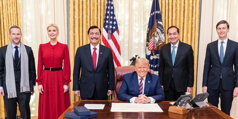 Indonesian Coordinating Maritime Affairs and Investment Minister Luhut Binsar Pandjaitan (3rd-left), US President Donald Trump (3rd-right), Indonesian Ambassador to the US Muhammad Lutfi (2nd-right) and other US officials pose for a photo at the White House in Washington DC on Tuesday, November 17, 2020. 