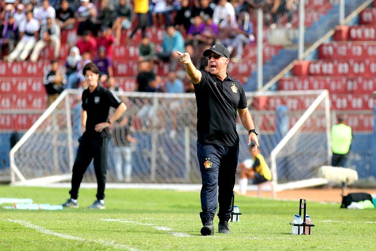 Pelatih Persik Kediri Marcelo Rospide memberi instruksi pemain pertandingan pekan ke-1 Liga 1 2023-2024 melawan Borneo FC yang berakhir dengan skor 1-1 di Stadion Brawijaya Kediri, Senin (3/7/2023) sore.