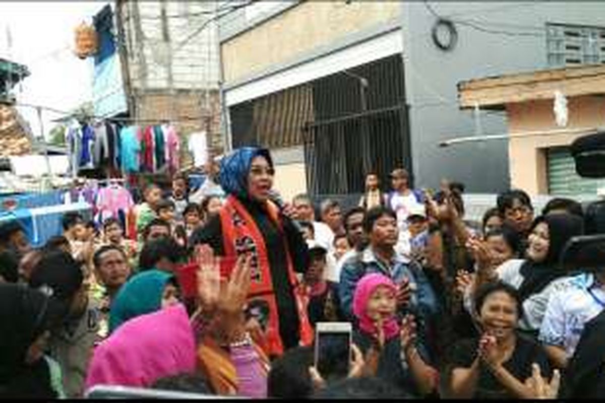 Calon wakil gubernur DKI Jakarta nomor pemilihan satu, Sylviana Murni, mengunjungi RW 03 Kelurahan Duri Selatan, Tambora, Jakarta Barat, Rabu (30/11/2016).
