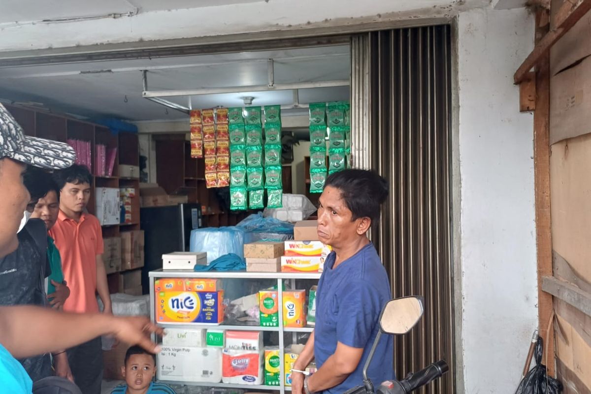 Terduga pelaku yang hendak mengambil handphone milik toko plastik di Kembangan, Jakarta Barat 