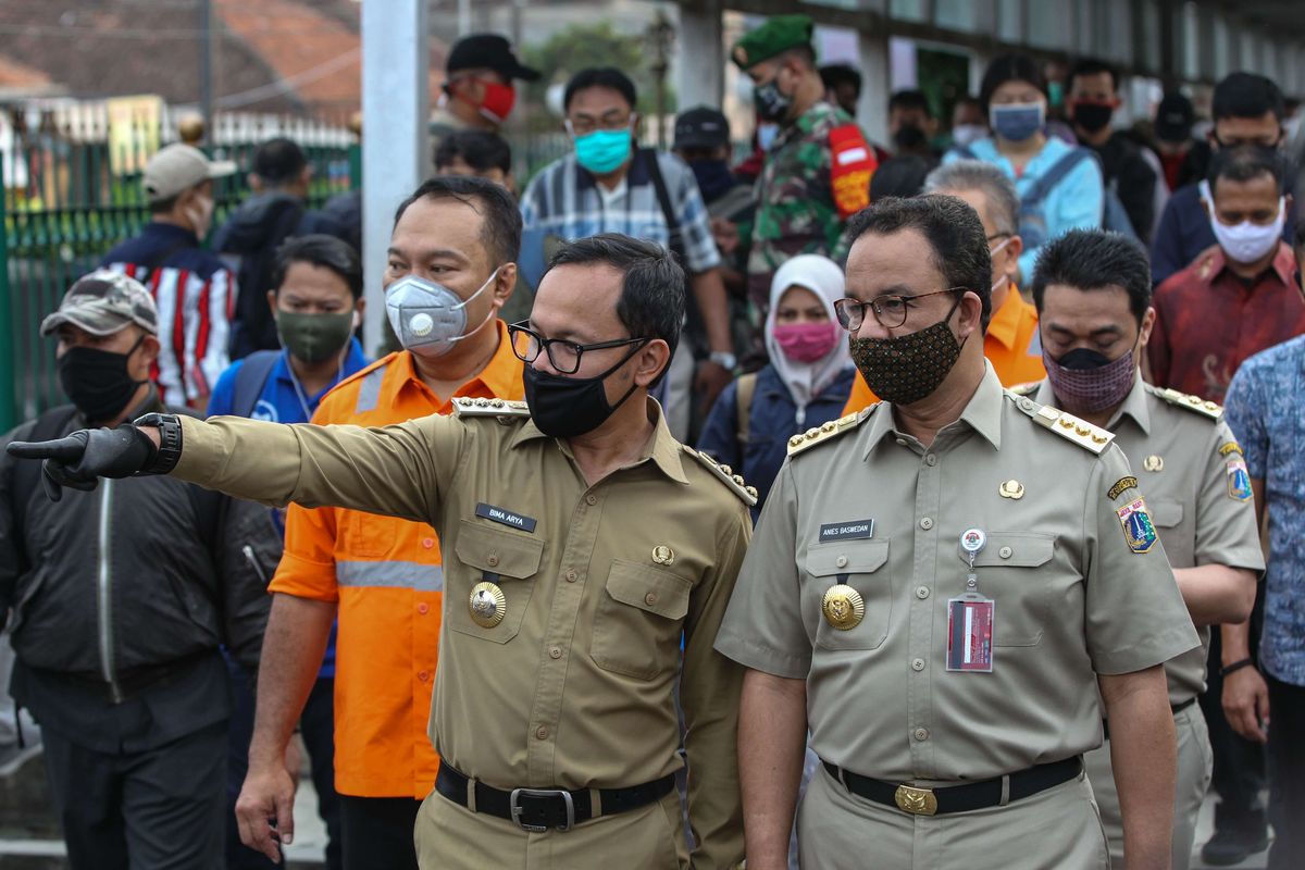 Walikota Bogor, Bima Arya Sugiarto mendampingi Gubernur DKI Jakarta, Anies Baswedan saat memantau suasana Stasiun Bogor, Senin (15/6/2020). Pemprov DKI Jakarta menyediakan 50 bus gratis untuk mengangkut warga yang hendak berangkat atau pulang dari Bogor, Depok, Tangerang, dan Bekasi untuk meminimalkan penyebaran Covid-19, terutama di masa transisi pembatasan sosial berskala besar (PSBB).