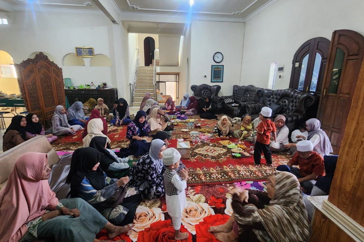 NS (71) pengidap alzheimer yang suka berkegiatan keagamaan dan silaturahim bersama keluarga besarnya, Minggu (15/9/2024) 