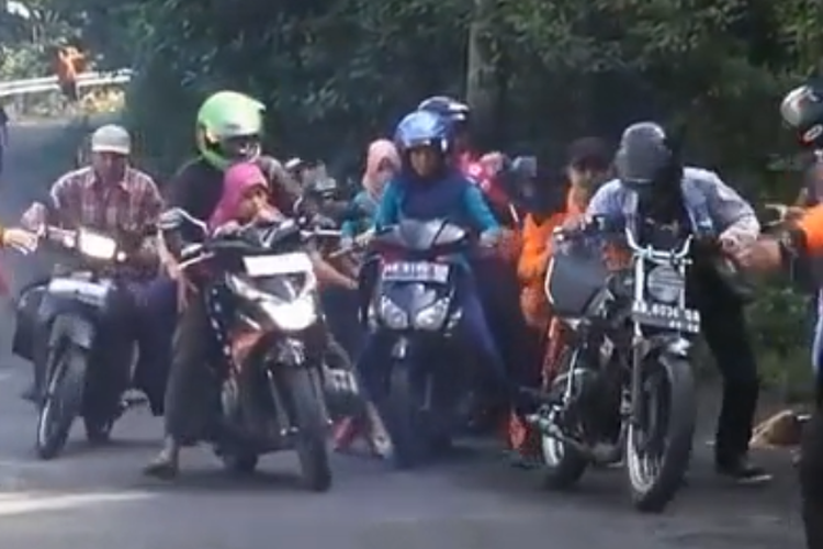 Sejumlah motor tidak kuat nanjak di tanjakan Cinomati Bantul, Yogyakarta