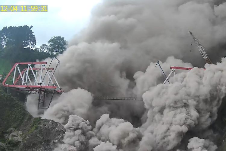 Awan panas guguran Gunung Semeru pada Minggu (4/12/2022) siang telah mencapai 19 kilometer hingga menghantam jembatan gladak perak.