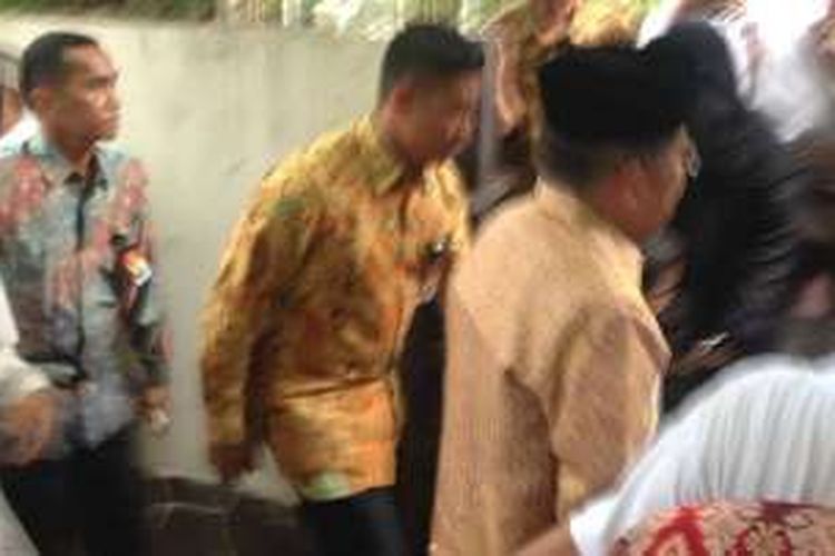 Wakil Presiden Jusuf Kalla melayat ke rumah duka almarhum mantan Menteri Keuangan di era Kabinet Pembangunan VI, Mar'ie Muhammad, Minggu (11/12/2016) siang. 