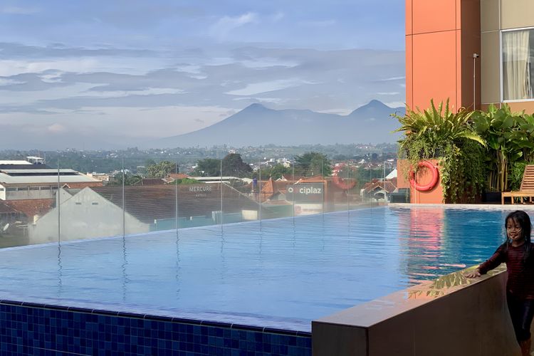 Pemandangan gunung di Mercure Garut City Centre meliputi Gunung Guntur, Gunung Cikuray, dan Gunung Papandayan.
