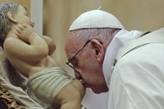 Misa Natal, Paus Fransiskus Kecam Kehidupan yang Berlebihan