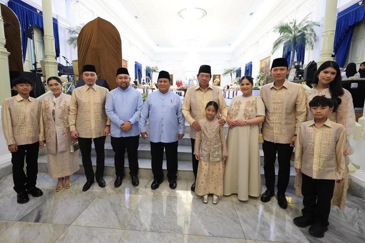 Outfit Lebaran Annisa Pohan sekeluarga saat berkunjung ke Istana Negara.