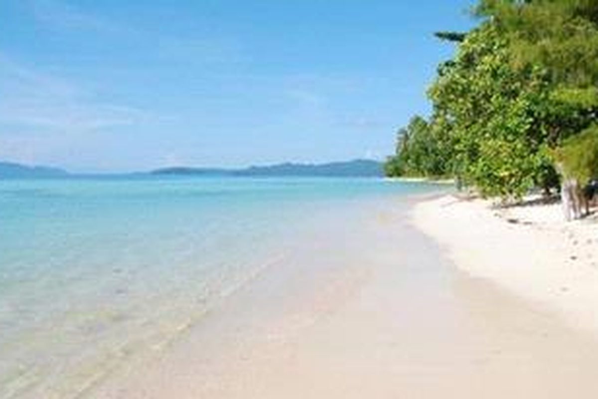 Pantai di depan homestay Bapak Ahmad.