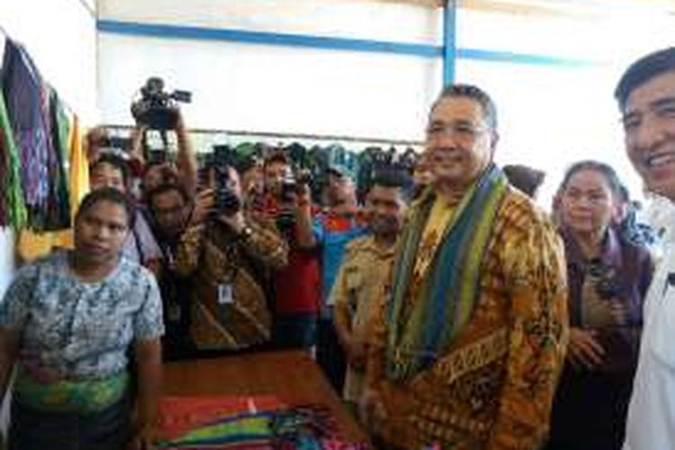 Menteri PDDT Saat membeli sejumlah kerajinan sarung tradisional warga Desa Silawan, Kabupaten Belu yang berbatasan dengan Negara Timor Leste.