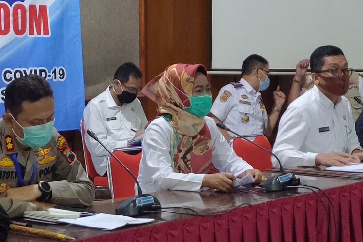 Bupati Brebes Idza Priyanti memaparkan kondisi terkini kasus Covid-19 saat konferensi pers di Rumah Dinas Bupati Brebes, Selasa (6/5/2020)