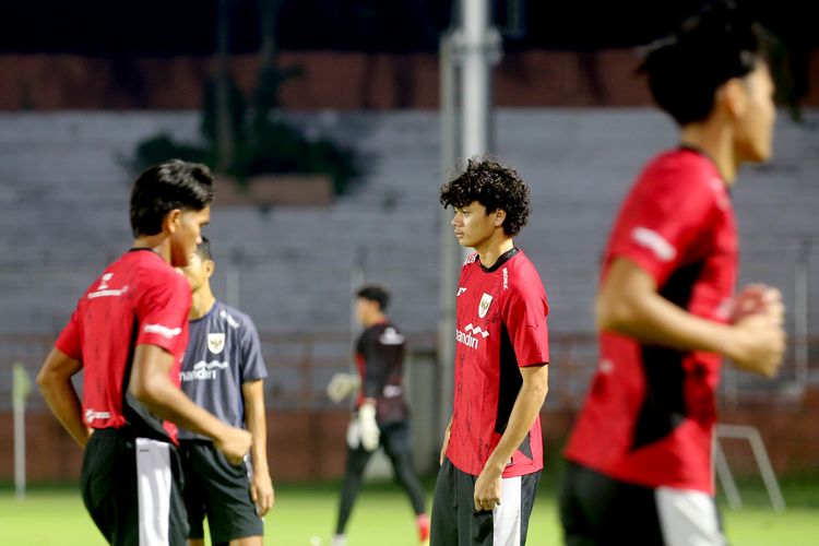 Pemain Persipura Jayapura, Reno Salampessy (dua dari kiri) saat mengikuti latihan Timnas U20 Indonesia yang menjadi bagian dari pemusatan latihan di Gelora 10 November Surabaya, Jawa Timur, Kamis (5/3/2026) malam.