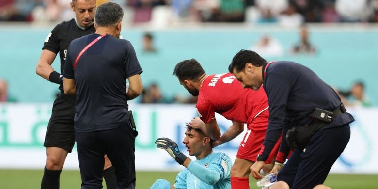 Kiper Iran Alireza Beiranvand (kiri) bereaksi karena cedera setelah benturan kepala dengan bek Iran Majid Hosseini (bawah) pada pertandingan Grup B Piala Dunia 2022 Qatar antara Inggris vs Iran di Stadion Internasional Khalifa di Doha pada Senin 21 November 2022.