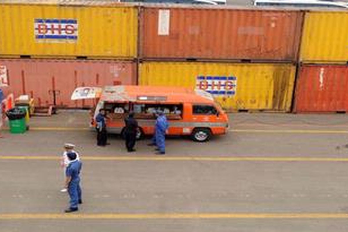 Mobil pos keliling melayani pelaut yang baru sandar di kawasan Pelabuhan Tanjung Priok, Jakarta, Selasa (28/2/2012). PT Pos Indonesia mematok target pendapatan tahun ini mencapai Rp 3,7 triliun naik 23 persen dari tahun lalu yang mencapai Rp 3 triliun. 