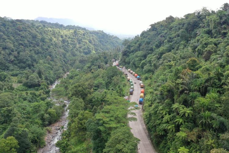 Jalur Sitinjau Lauik selama ini dikenal berbahaya karena memiliki kelokan tajam dan tanjakan curam, yang kerap memicu kemacetan hingga kecelakaan fatal.