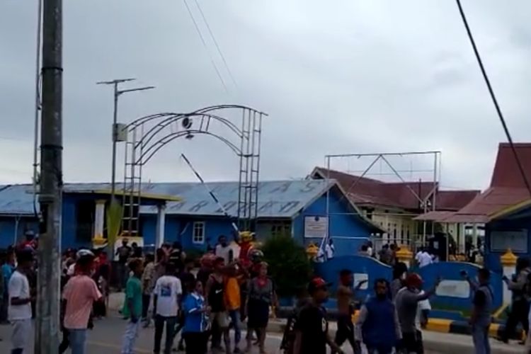 Warga adat Kepulauan Aru menyegel secara adat (sasi) Bandara Rargwamar Dobo Kepulauan Aru, Rabu sore (17/11/2021)