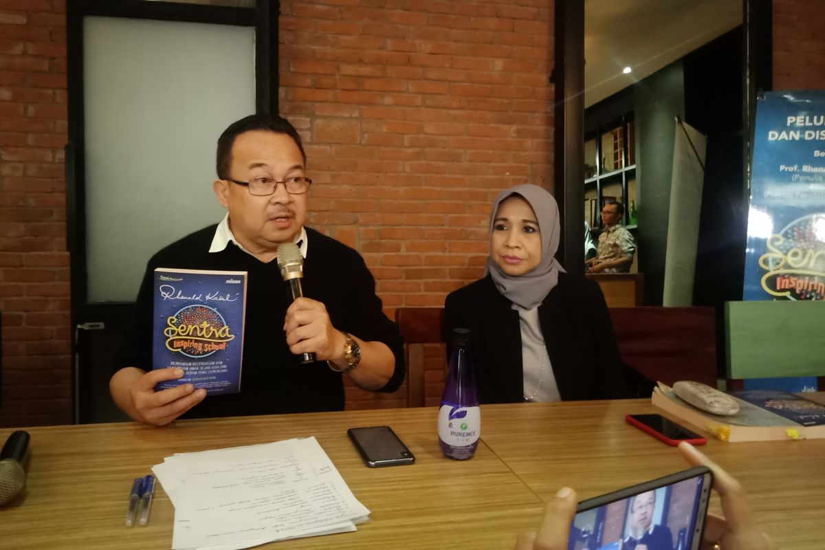 Prof. Rhenald Kasali, Ph.D (kiri) dalam peluncuran bukunya, Sentra Inspiring School, bersama sang istri, Elisa Kasali yang juga Praktisi Pendidikan Anak Usia Dini, di kawasan Senayan, Jakarta, Jumat (13/12/2019).