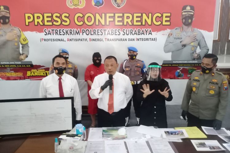 Wakil Kepala Satreskrim Polrestabes Surabaya Kompol Edy Herwiyanto saat merilis kasus mafia tanah yang merugikan tujuh korban dengan kerugian mencapai Rp 1,6 miliar, Senin (22/11/2021).