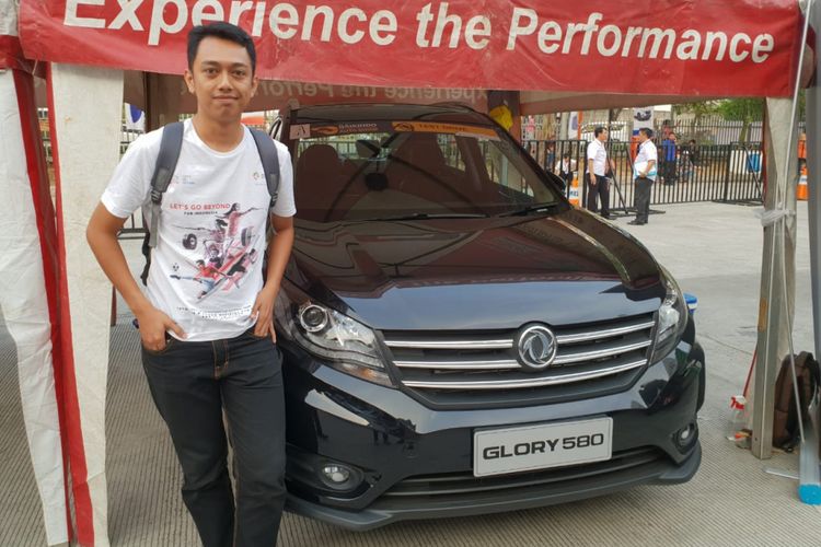 Pengunjung GIIAS 2018 yang Test Drive Glory 580