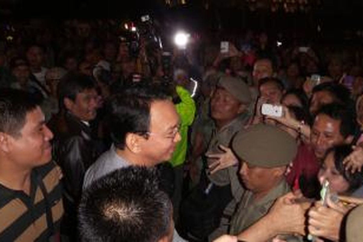 Gubernur DKI Jakarta Basuki Tjahaja Purnama menyapa ribuan warga di kawasan Bundaran HI saat pergelaran Jakarta Night Festival, Rabu (31/12/2014)