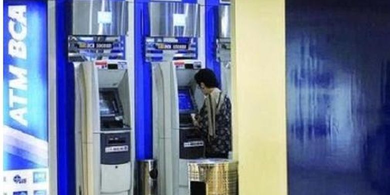 Ilustrasi: Pengunjung sedang melakukan transaksi di ATM BCA, kode bank BCA, KlikBCA Individual